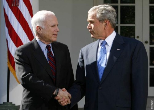 John McCain a George W. Bush